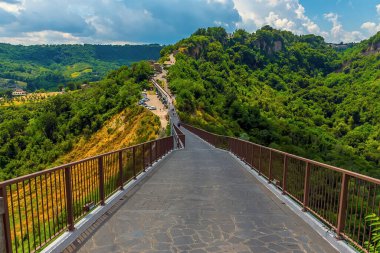 Bagnoreggio ile bitişik tepe üzerindeki Civita di Bagnoregio yerleşim yeri arasında yazın Lazio, İtalya 'da.