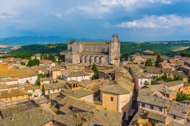 Orvieto, İtalya 'daki katedral yazın etrafındaki çatıların üstünde.