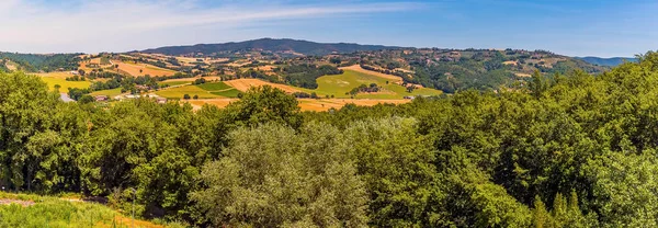 夏のイタリア スポレート周辺の田舎のパノラマビュー — ストック写真