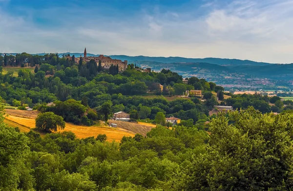 Yazın İtalya 'nın Todi kenti yakınlarındaki Umbria köyüne doğru bir manzara