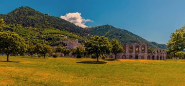 İtalya 'nın Gubbio kentinin önündeki Roma amfitiyatrosunun kalıntıları.