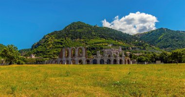 Yazın İtalya 'nın Gubbio katedralindeki Roma vampir tiyatrosunun düşük seviyeli bir görüntüsü.