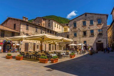 Yazın İtalya 'nın Gubbio katedralindeki bir meydanda manzara