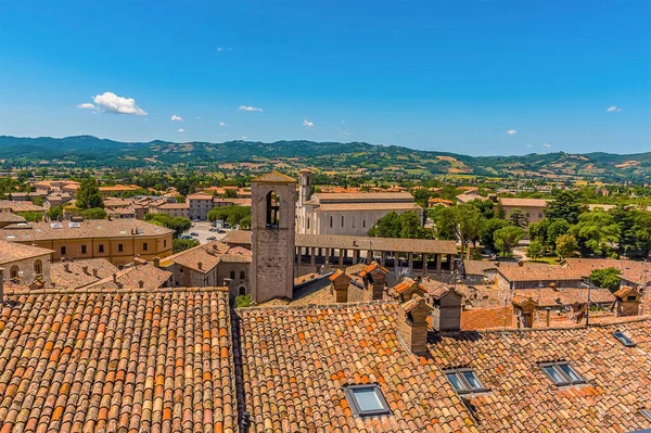 Hustak Och Kyrktorn Katedralen Staden Gubbio Italien Sommaren — Stockfoto