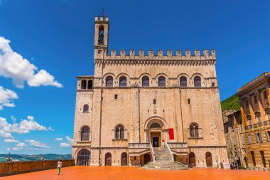 İtalya 'nın Gubbio kentindeki katedrale doğru yaz aylarında merkez meydanı boyunca bir manzara