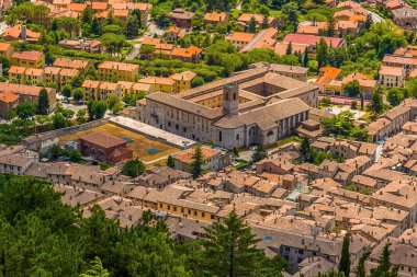 İtalya 'nın Gubbio kentindeki İngino Dağı' nın tepesinden bir manzara.