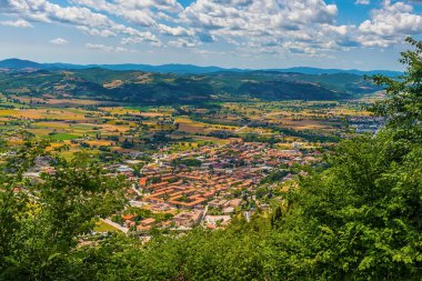 İtalya 'nın Gubbio kentindeki Ingino Dağı' nın tepesinden yazın Apennine Dağları 'na doğru bir manzara.