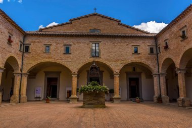 İtalya 'nın Gubbio kentinin yukarısındaki Ingino Dağı' nın tepesindeki boş bir avlu manzarası.