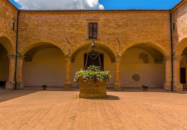 İtalya 'nın Gubbio kentinin yukarısındaki Ingino Dağı' nın tepesindeki avlu boyunca bir manzara.