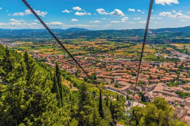 Colle Eletto teleferiğinden İtalya 'nın Gubbio katedrali üzerinden yazın Apennine dağlarına doğru bir manzara.