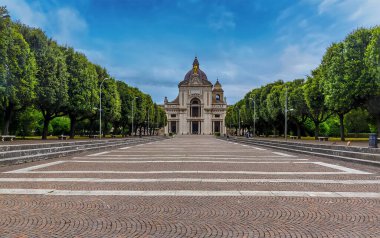Portiuncula Meydanı 'ndan Assisi, Umbria, İtalya' daki Aziz Meryem Bazilikası 'na doğru bir manzara.