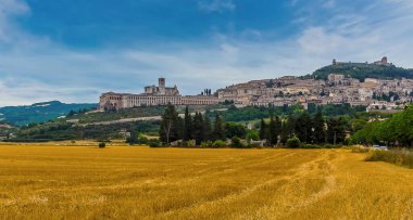 Yazın Assisi, Umbria, İtalya ve Saint Francis Bazilikası 'na doğru bir manzara