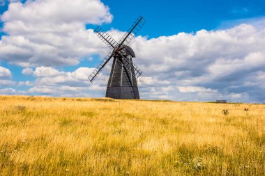 Yazın İngiltere, Sussex, Rottingdean 'ın dışındaki Beacon Hill' de bir yel değirmeni