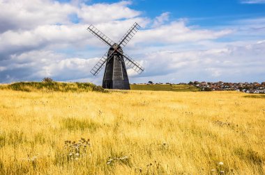 Yazın Beacon Hill 'de bir yel değirmeni manzarası ve İngiltere' nin Sussex kentindeki Rottingdean kasabası.