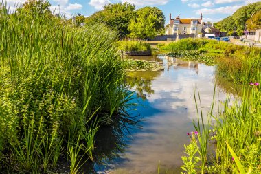 İngiltere 'nin Sussex kentindeki Rottingdean kasabasındaki ördek havuzu manzarası