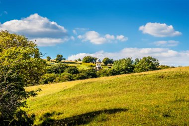Yazın Brighton, Sussex, İngiltere yakınlarında ölen Chattri savaş anıtına doğru Güney Tepelerinden bir manzara
