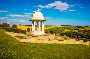 Yazın Brighton, Sussex, İngiltere yakınlarındaki Chattri anıtı ve South Downs manzarası