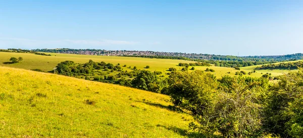 Yazın Brighton, Sussex, İngiltere 'ye uzanan Güney Tepeleri' ndeki Chattri savaş anıtından bir manzara
