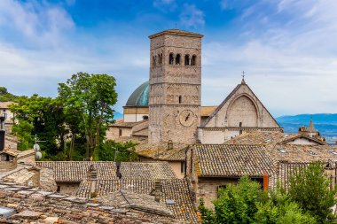 Yazın Assisi, Umbria 'daki çatılardan Saint Rufino katedraline doğru bir manzara