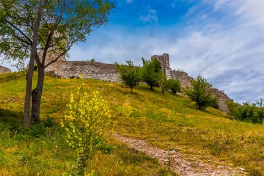 Yazın Assisi, Umbria 'nın yukarısındaki Rocca Maggiore Kalesi' ne giden patikadan bir manzara.