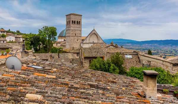 Över Traditionella Kaklade Hustak Mot Katedralen Saint Rufino Assisi Umbrien — Stockfoto