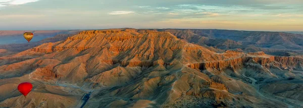 Une Vue Panoramique Des Montgolfières Vol Dessus Désert Sur Rive — Photo