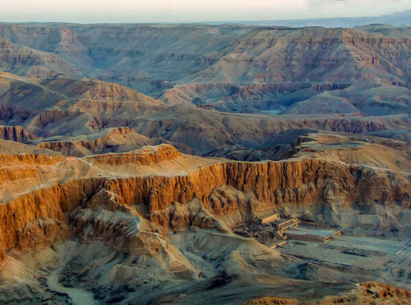 Панорамный вид с воздушного шара над Храмом Хатшепсут и Долиной царей на восточном берегу Нила близ Луксора, Египет летом