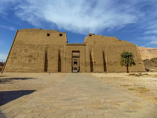 Uitzicht Ingang Van Tempelruïnes Bij Deir Shelwit Bij Luxor Egypte — Stockfoto