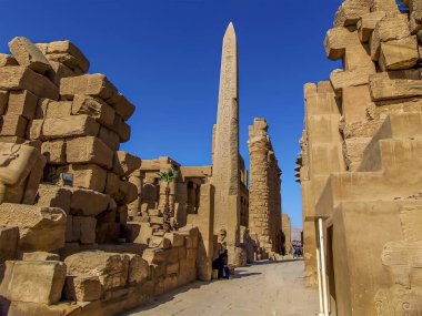Yazın Mısır 'ın Luxor yakınlarındaki Karnak' taki tapınak kompleksinde bulunan dikilitaşa doğru bir manzara