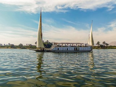 Bir yelkenli teknesi ticaretini yazın Mısır 'ın Luxor kentindeki Nil nehrinde yapar.