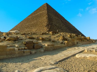 Giza 'daki Büyük Piramit, Mısır yazın antik harabelerin üzerinde yükselir.