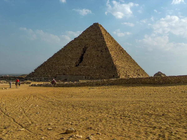 Eine Pyramide Gizeh Ägypten Ragt Sommer Himmelwärts Aus Dem Sandigen — Stockfoto