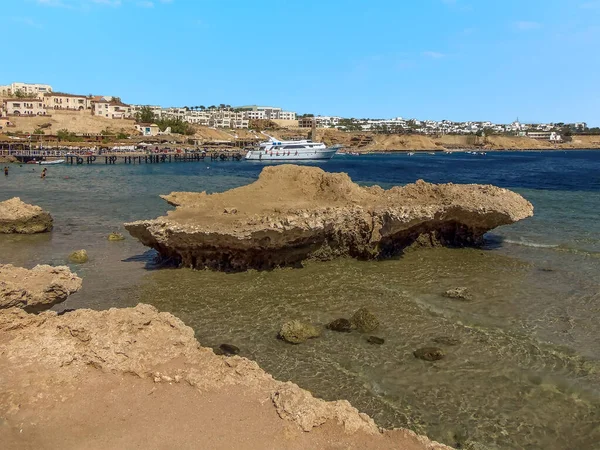 Interesantes Formaciones Rocosas Sobresalen Del Fondo Marino Una Playa Sharm —  Fotos de Stock