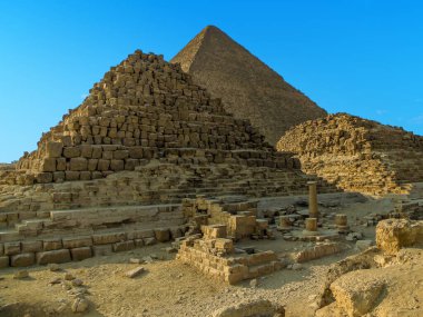 Mısır 'ın Giza kentindeki Büyük Piramit manzarası. Yazın ön planda küçük mezar piramitleri var.