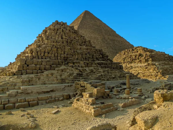 夏の前景に小さな埋葬ステップピラミッドを持つエジプト ギザの大ピラミッドの眺め — ストック写真