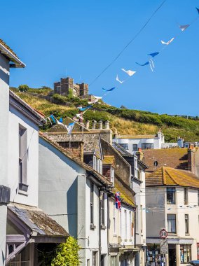 Hastings, Sussex 'teki eski kasabadan yazın funiküler tren istasyonuna doğru bir manzara.