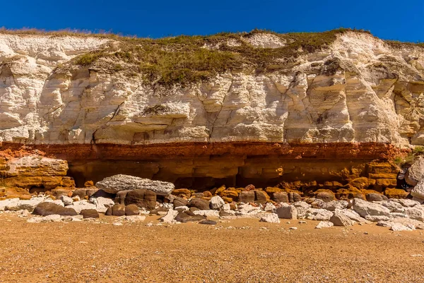 英国诺福克 老亨斯坦顿悬崖上的白色 红色和橙色层及最近的岩石的近景 — 图库照片