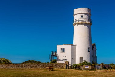 Hunstanton, Norfolk, İngiltere 'deki eski deniz fenerinin manzarası.