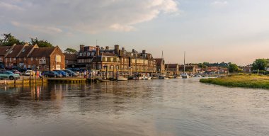 Blakeney, Norfolk, İngiltere 'deki liman manzarası yazın gün batımına yaklaşıyor.
