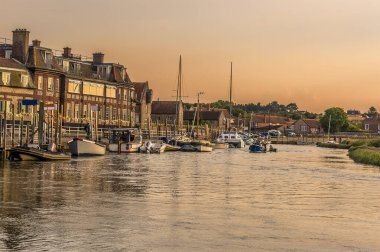 Blakeney, Norfolk, İngiltere 'de günbatımında Glaven Nehri' ndeki demirleme manzarası.