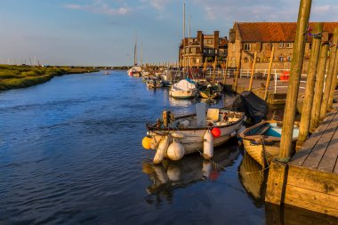 Glaven nehri boyunca Blakeney, Norfolk, İngiltere manzarası.