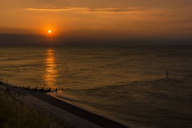 Günbatımı Sheringham, Norfolk, İngiltere 'deki tepeden izlendi.
