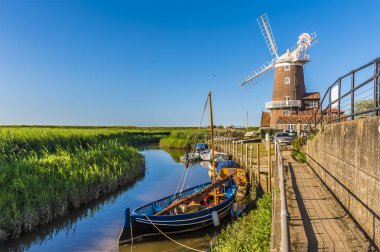 Cley, Norfolk, İngiltere 'deki Glaven nehri boyunca bir manzara.