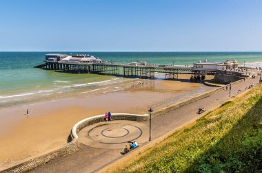 İngiltere, Norfolk, Sheringham 'daki gezinti alanı ve rıhtım manzarası.