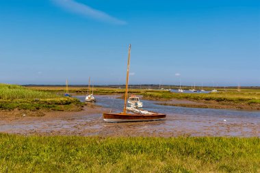 Tekneler Burnham, Norfolk, İngiltere yakınlarındaki Brancaster Körfezi 'nde demirlemiş.