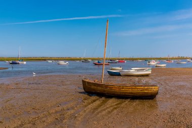 Burnham, Norfolk, İngiltere yakınlarındaki Brancaster Körfezi kıyısında geleneksel bir yelkenli.
