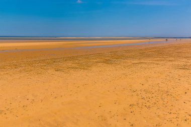 Brancaster Sahili, Norfolk, İngiltere 'nin geniş kumlu alanından bir manzara.
