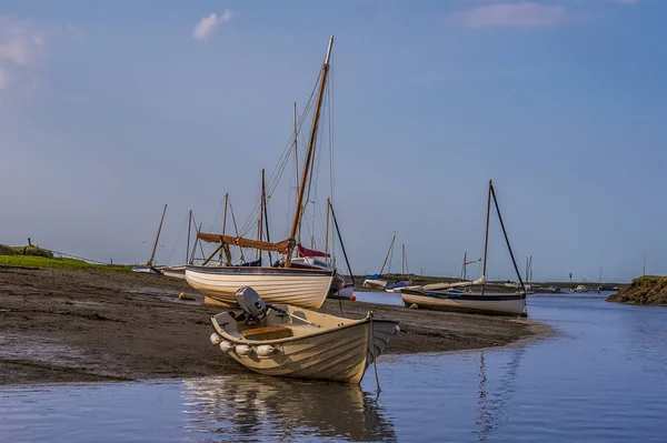 Small Boats Beached Morston Creek Norfolk Low Tide — Stock Photo, Image