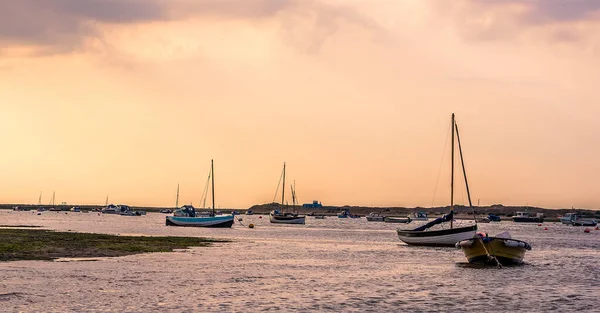 Utsikt Över Båtar Förtöjda Vid Blakeney Point Norfolk Vid Lågvatten — Stockfoto