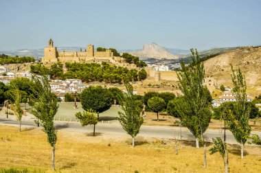 İspanya, Antequera 'nın Alcazaba' sı bir yaz sabahı arka planda Aşıklar Kayası ile dikkat çekiyor.